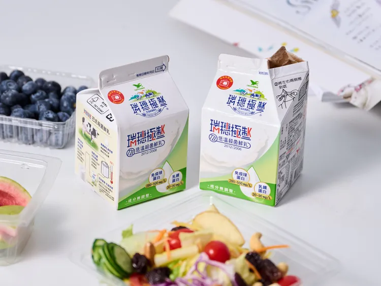 許多想控制熱量攝取的女孩兒，都會選擇以沙拉或水果當作一餐，記得配上一罐瑞穗極制鮮乳吧！雙重蛋白質的攝取也不能少唷！