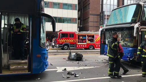 北市遊覽車駕駛疑身體不適　逆向撞2機車釀3傷