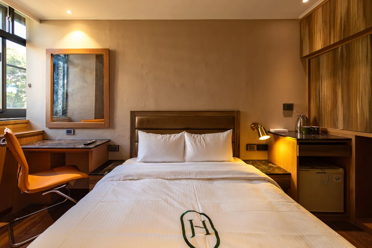 旅社呈現復古藝術風格，彷彿走進一座靜謐美術館。業者提供