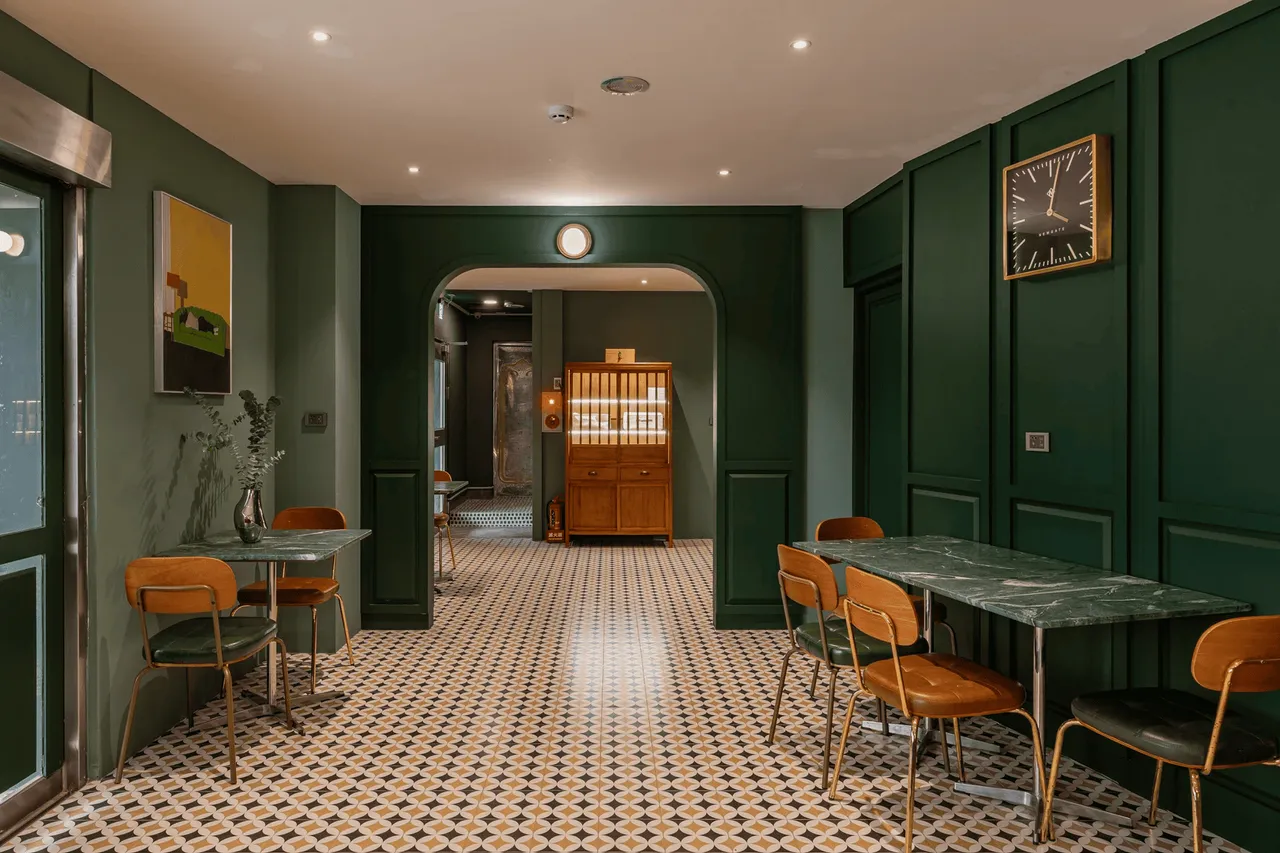 露夏旅社於今年2月開幕，距離花園夜市步行不到10分鐘。業者提供