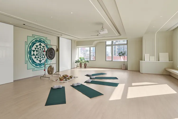 嵨開安旅與AVATA Wellness合作，提供瑜伽與身心療癒課程。業者提供