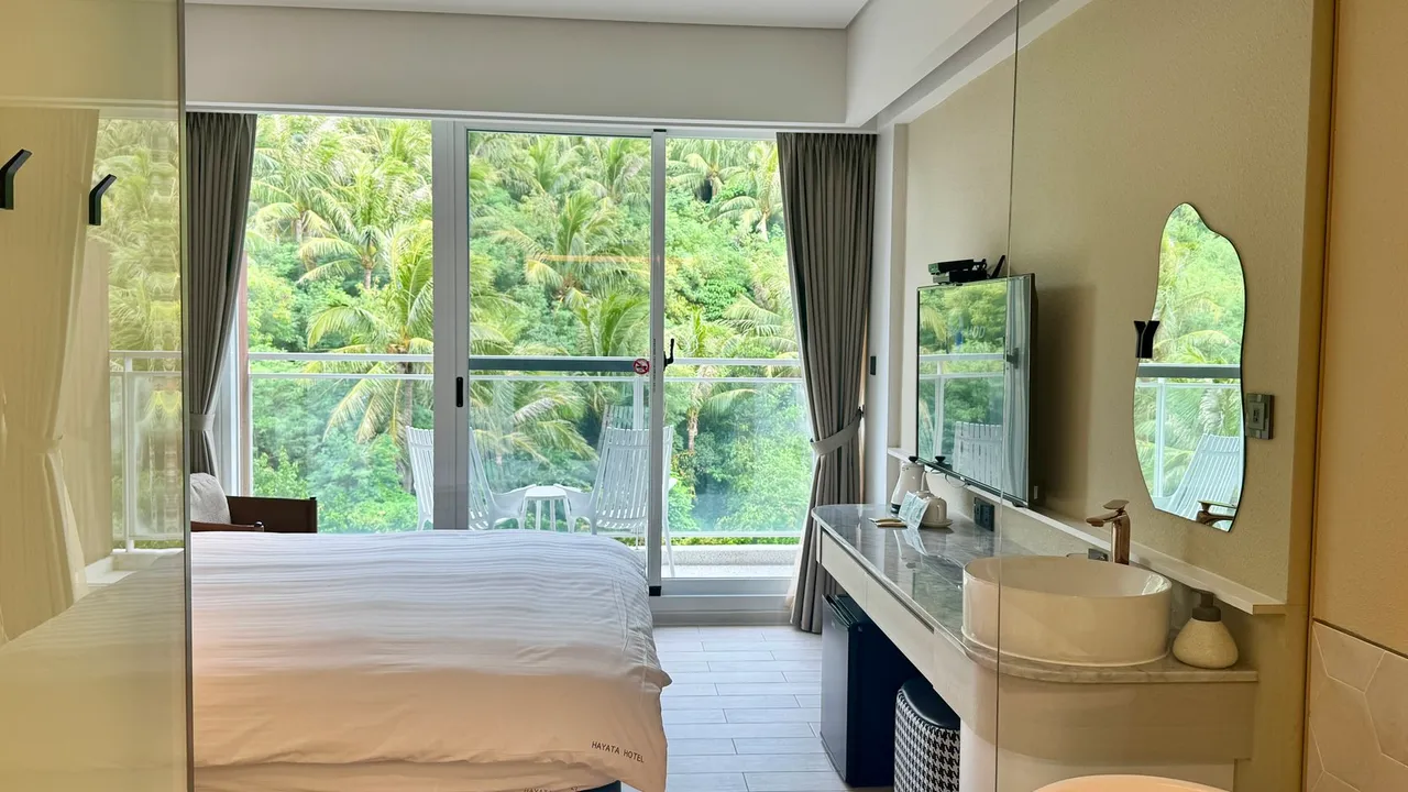 「淺灘區」房型以沙灘為設計靈感，採用柔和奶茶色調。業者提供