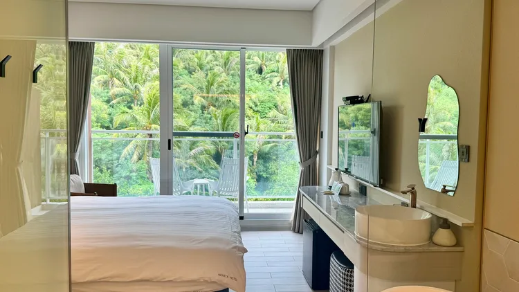 「淺灘區」房型以沙灘為設計靈感，採用柔和奶茶色調。業者提供