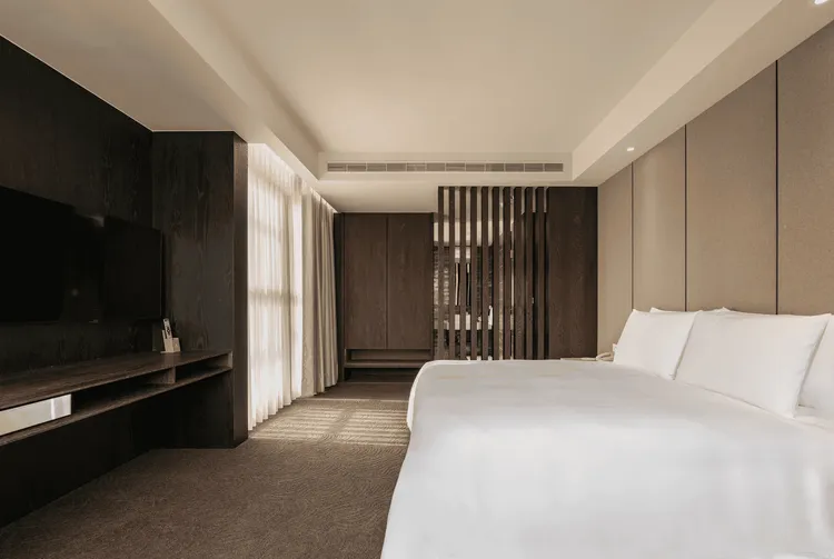 嬉月地景酒店整體以內斂沉穩的米色與黑色系為主軸。業者提供