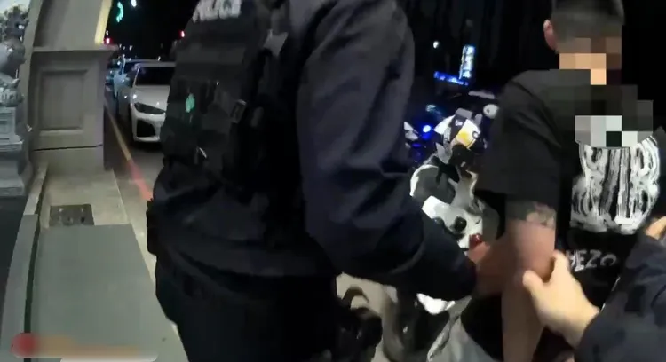 4男喧嘩不聽警方制止，遭警方管束。翻攝畫面