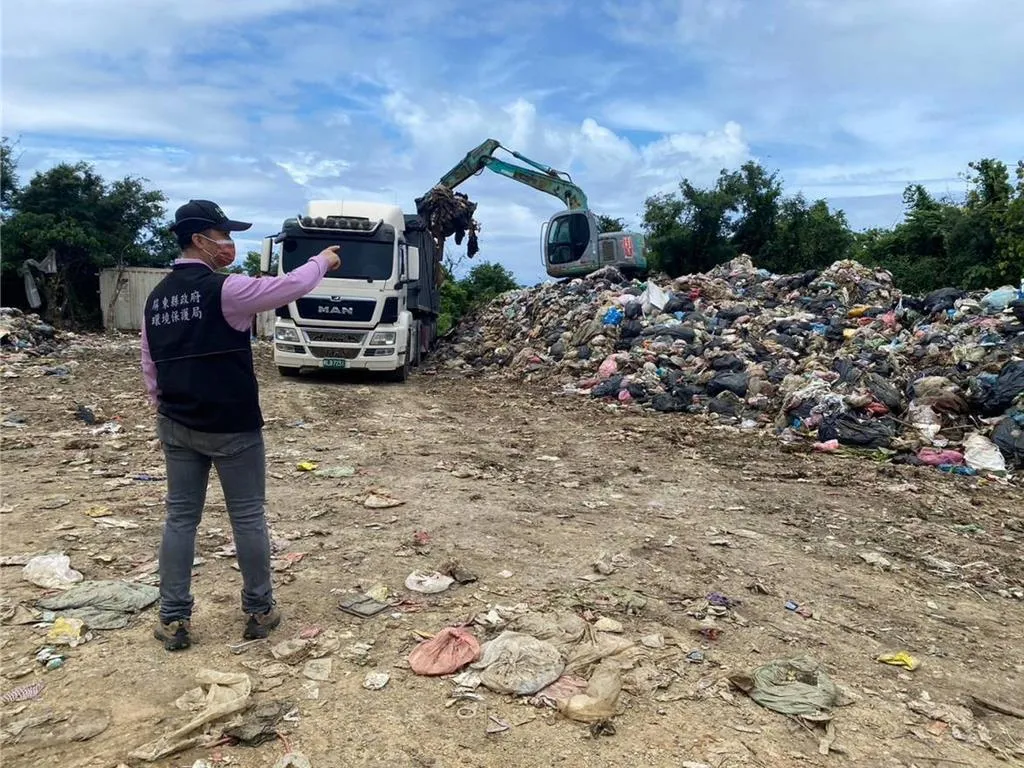 小琉球垃圾危機始作俑者竟是李四川胞弟，在地人證實但認為不能混為一談。資料照、屏縣府提供
