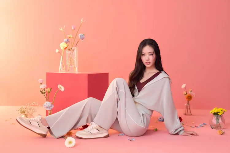 Lily以深V無鋼圈內衣搭配Cozy寬版長褲穿出居家鬆弛。品牌提供