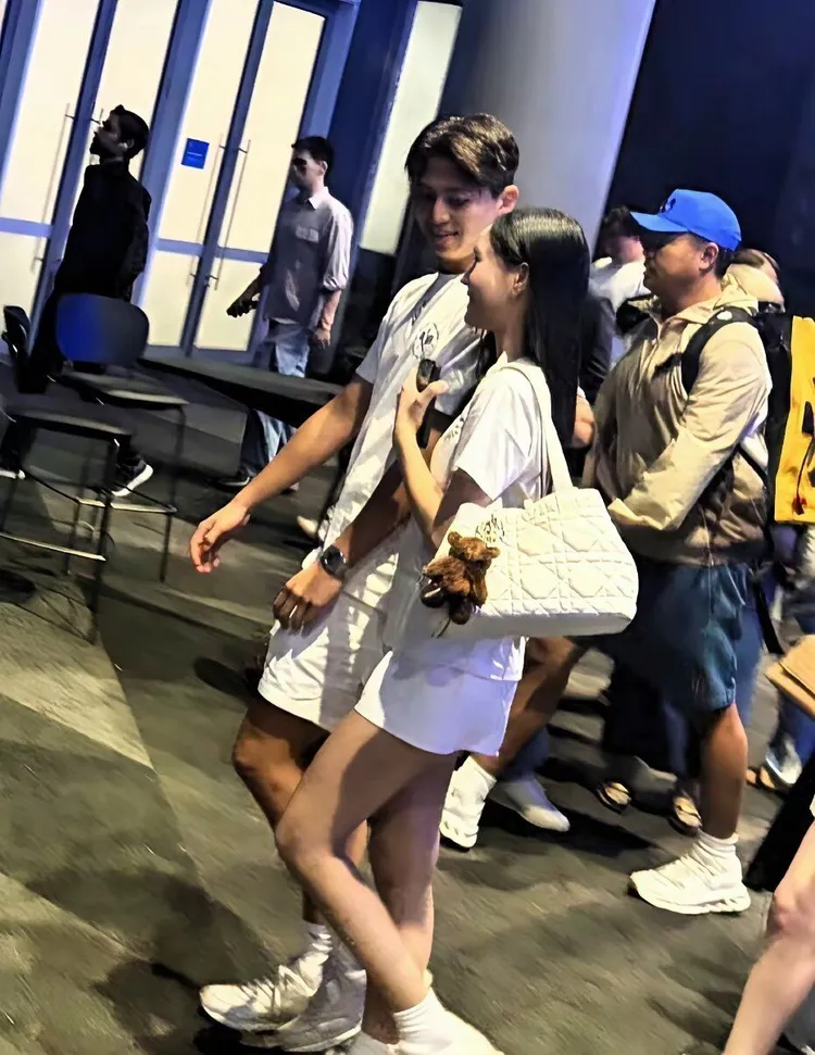 Lily在澳洲被目擊與男伴穿著白色休閒裝束，看起來相當愜意。翻攝情書撰寫指南微博