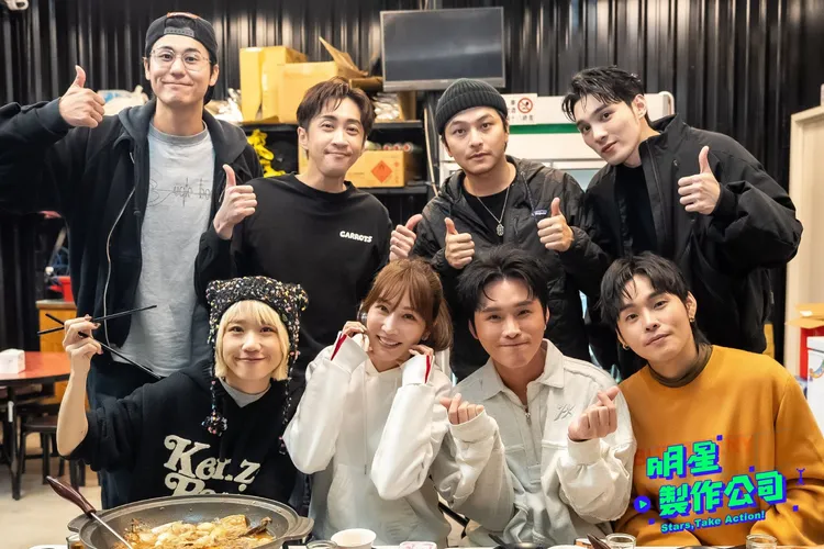 人氣YouTuber雙胞胎展榮（下排右二）、展瑞（下排右一）擔任特別來賓。TVBS提供