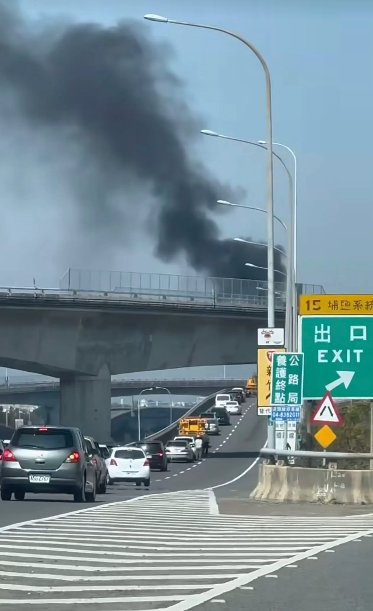 台76線火燒車造成該路段大塞車。翻攝Threads