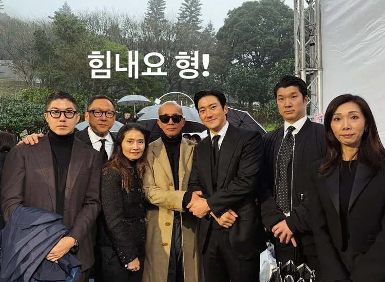 始源（右三起）緊握具俊曄的手。翻攝Sang Kim IG