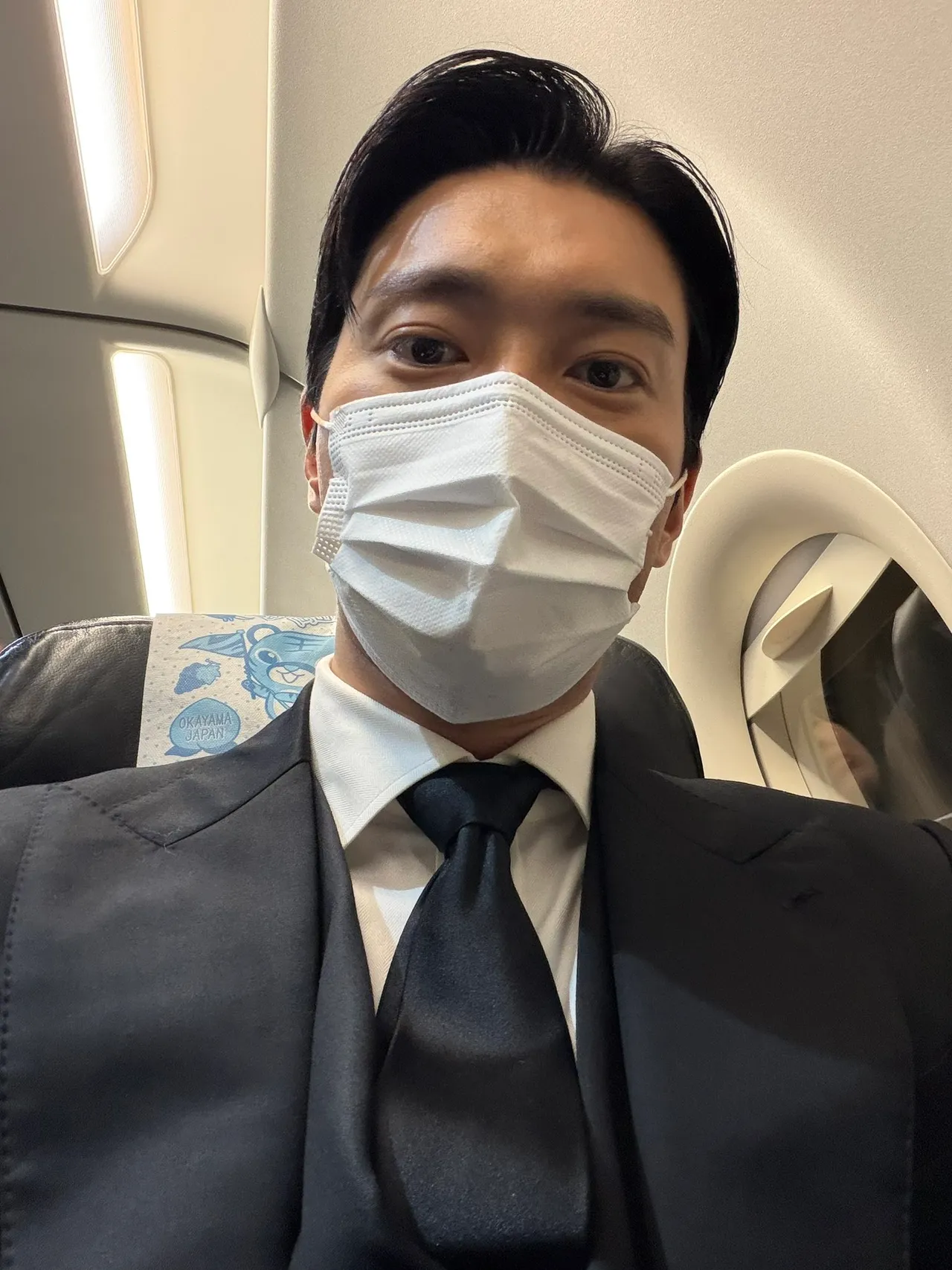 始源分享的機艙自拍照，椅背出現虎航標誌。翻攝始源X