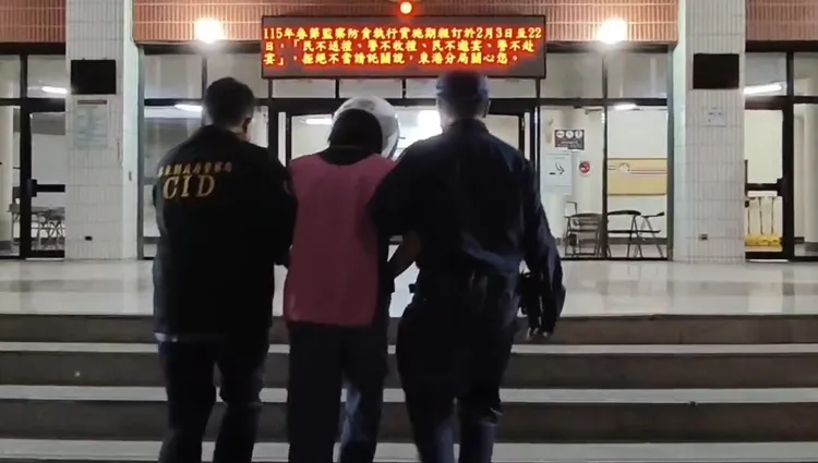 縱火與行搶的蔡男被警方當場逮捕。民眾提供