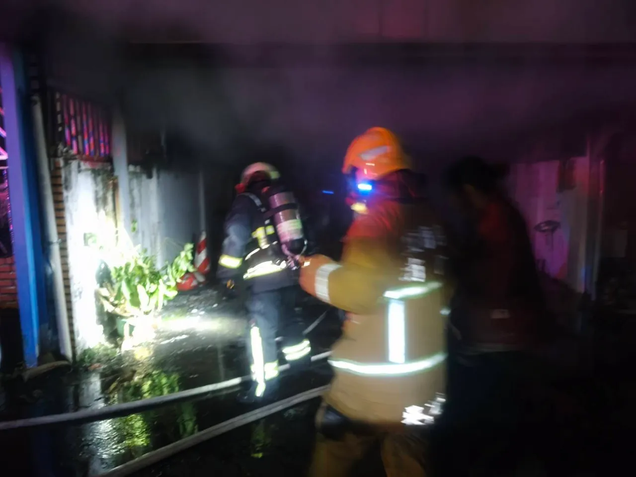 警消趕抵後立刻入屋進行搜救。翻攝照片