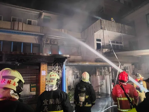 宜蘭民宅深夜惡火！2住戶受困不治　濃煙狂竄畫面曝