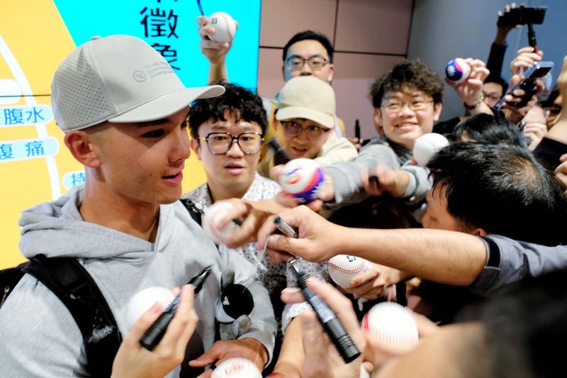 費柴德抵台了!球迷湧機場迎接 中職送吉祥物「歐告」