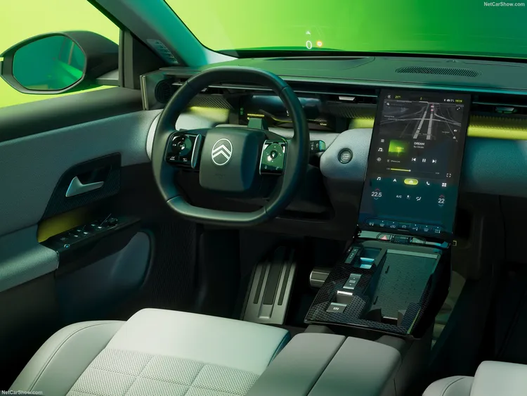 全新C5 Aircross搭配大尺寸曲面螢幕及更新的中控佈局，科技與舒適感同步升級。原廠照片