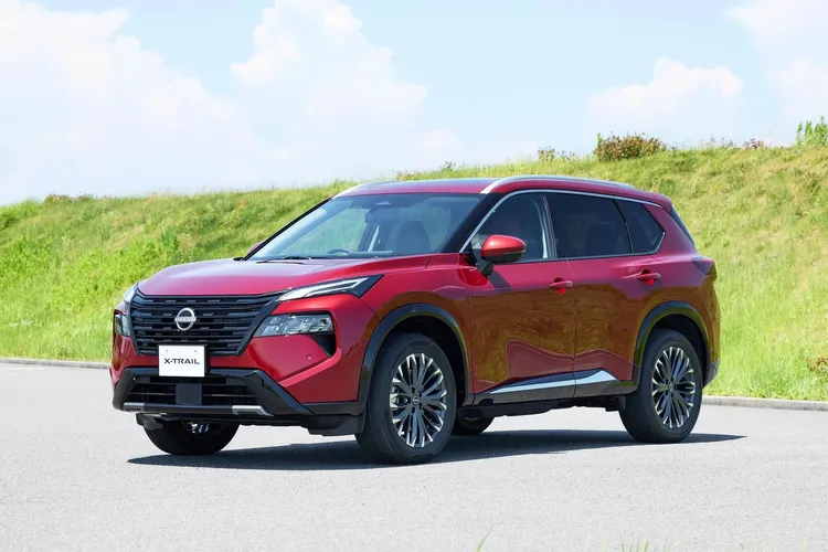 Nissan小改款X-Trail預計2026年第二季亮相，車頭V-Motion水箱護罩改為橫向格柵設計，搭配分離式LED日行燈與立體前保桿，視覺氣勢比過去更精緻。原廠照片