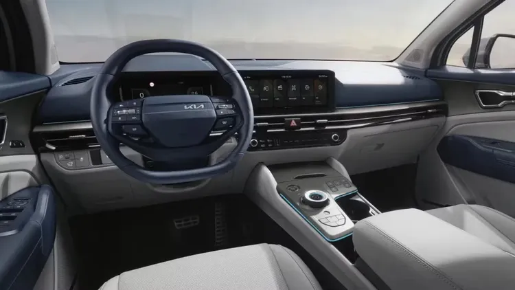 Kia小改款Sportage全新雙輻式方向盤造型更簡約，中央鞍座與空調介面也重新排列，並採用雙12.3吋整合式曲面螢幕。原廠照片