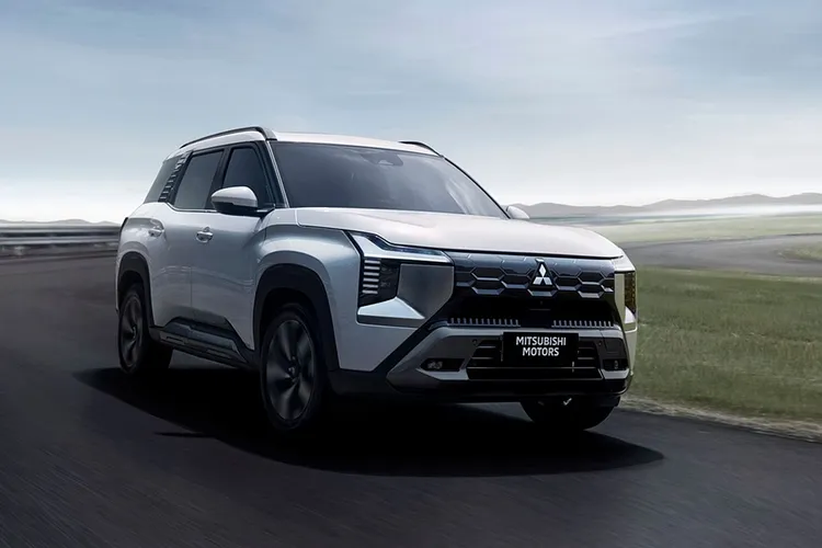 Mitsubishi Destinator車長約4,680mm、軸距2,815mm，內部採三排七人座設計，後排膝部空間與行李廂容量大幅提升，強調「全家一車搞定」的家庭休旅實用性。原廠照片