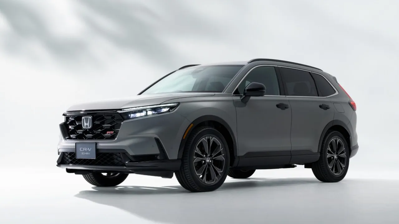 Honda CR-V e:HEV預計於2026年第二季導入台灣，並採國產化組裝。搭載2.0升自然進氣引擎與雙電動馬達的油電動力系統，綜效輸出約207匹馬力，兼顧家庭日常使用的節能與駕馭樂趣。原廠照片