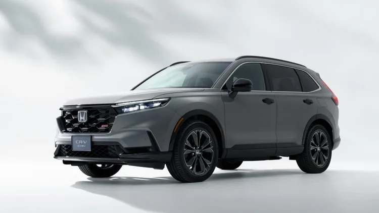 Honda CR-V e:HEV預計於2026年第二季導入台灣，並採國產化組裝。搭載2.0升自然進氣引擎與雙電動馬達的油電動力系統，綜效輸出約207匹馬力，兼顧家庭日常使用的節能與駕馭樂趣。原廠照片