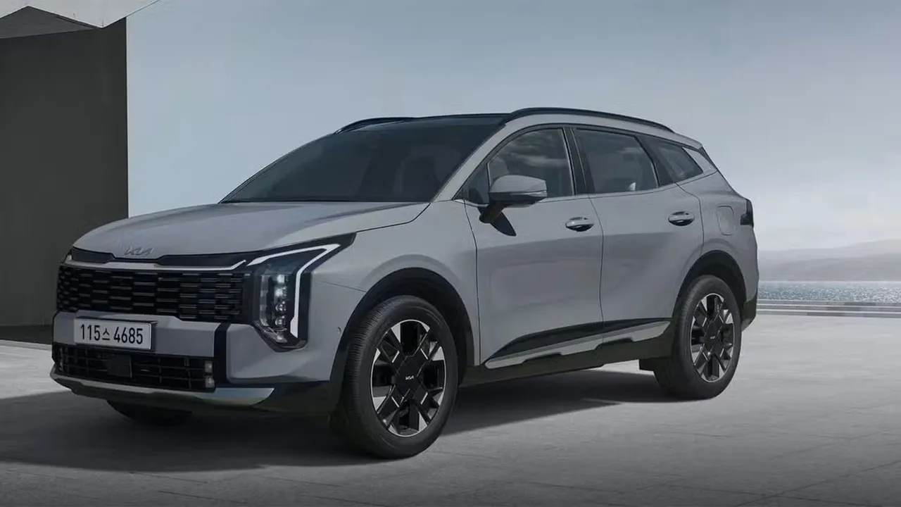 Kia小改款Sportage採用最新家族設計語彙，前臉虎鼻輪廓更俐落，搭配「Star Map」星圖式頭尾燈組，科技感與辨識度同步提升，外觀視覺更簡潔有力。原廠照片