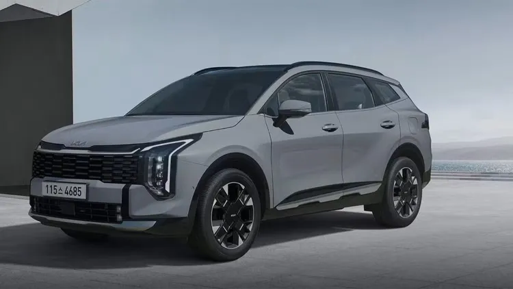 Kia小改款Sportage採用最新家族設計語彙，前臉虎鼻輪廓更俐落，搭配「Star Map」星圖式頭尾燈組，科技感與辨識度同步提升，外觀視覺更簡潔有力。原廠照片