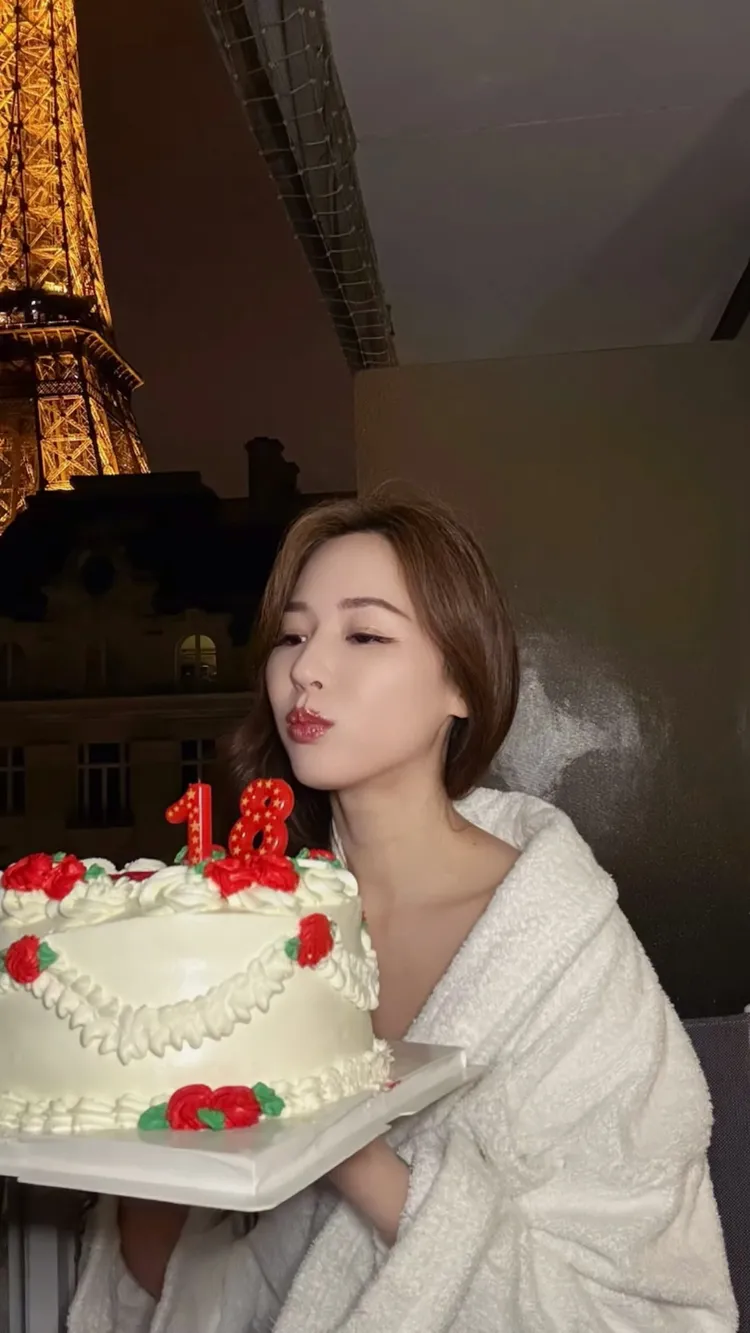 吳佳尼最近在巴黎過43歲生日，蛋糕上插著18。翻攝吳佳尼抖音