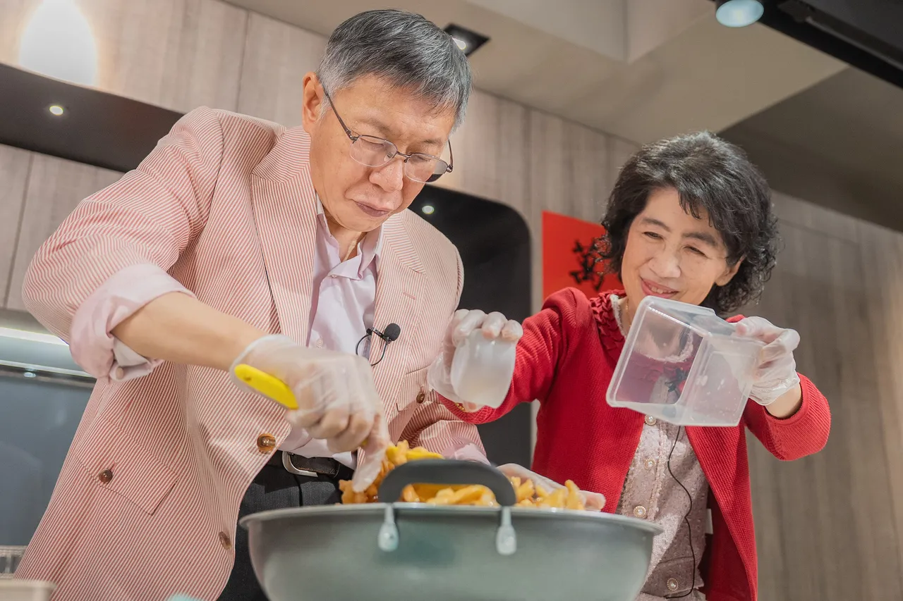 民眾黨前主席柯文哲、柯妻陳佩琪製作沙琪瑪。民眾黨提供