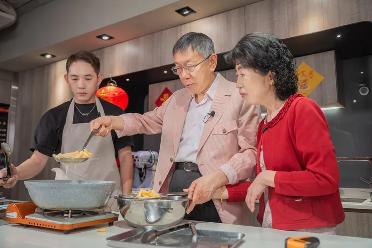 民眾黨前主席柯文哲、柯妻陳佩琪製作沙琪瑪。民眾黨提供