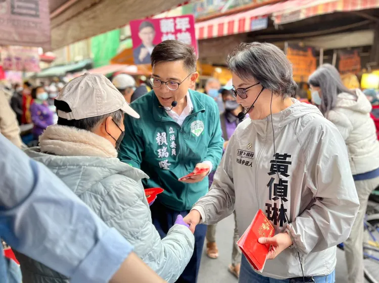 民進黨高雄市左營、楠梓區市議員初選的參選人黃偵琳，與民進黨高雄市長參選人賴瑞隆。資料照，黃偵琳臉書