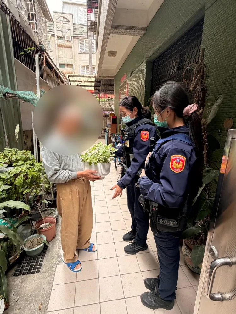 岡山警方火速查獲偷走盆栽男子。翻攝畫面