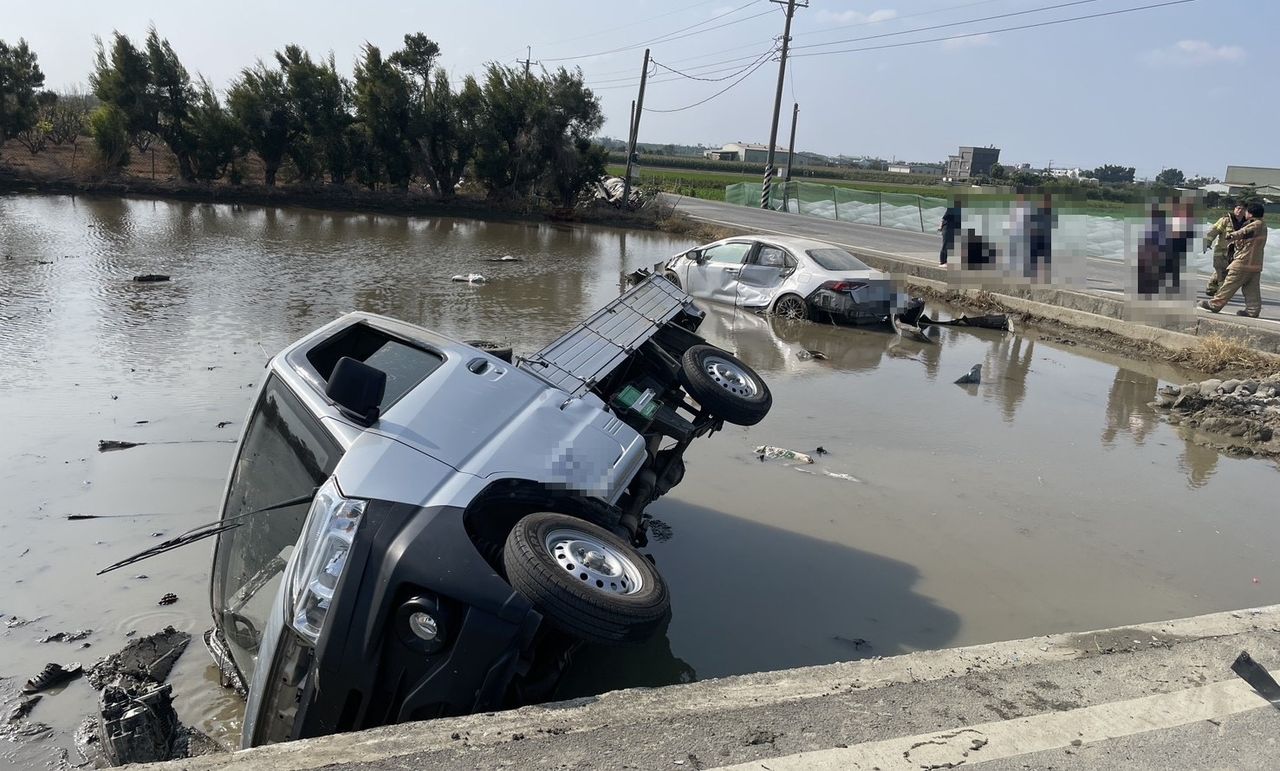 嘉義水上兩車對撞衝入田中 7旬婦卡小貨車中命危送醫