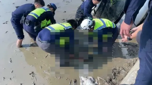 小貨車乘客、70歲邱姓婦人一度被壓在車下，脫困時沒有呼吸心跳，送醫急救後恢復生命明跡象，仍在搶命中。民眾提供