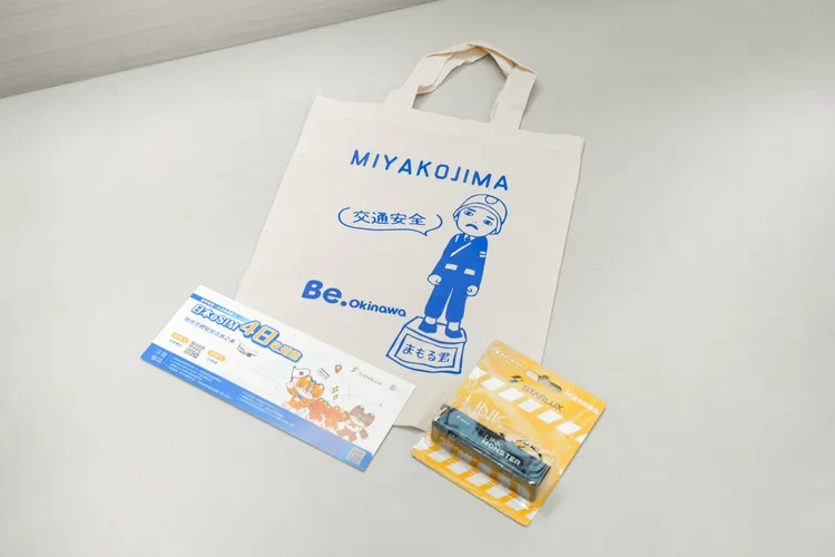 首航禮包含星宇航空LINK MONSTER接駁車造型立體 iCASH、充滿在地特色的「宮古島守護軍」提袋 ，另有DJB「日本4日吃到飽eSIM」乙張。星宇航空提供