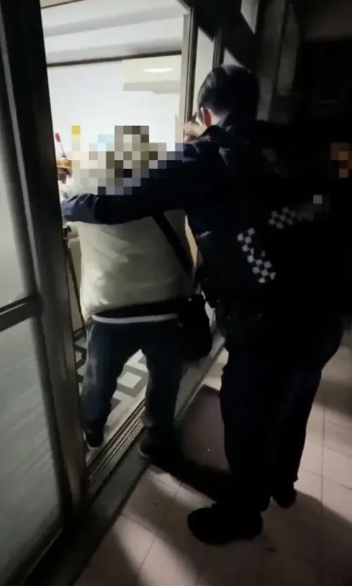 員警協助老翁返家。翻攝畫面