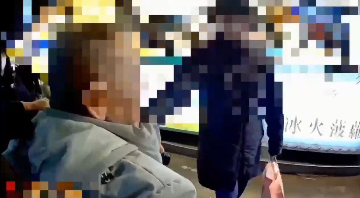 北市老翁罹帕金森氏症「受困」路中央 警深夜推車護送他返家