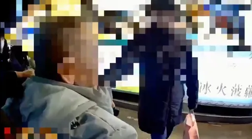 北市老翁罹帕金森氏症「受困」路中央　警深夜推車護送他返家