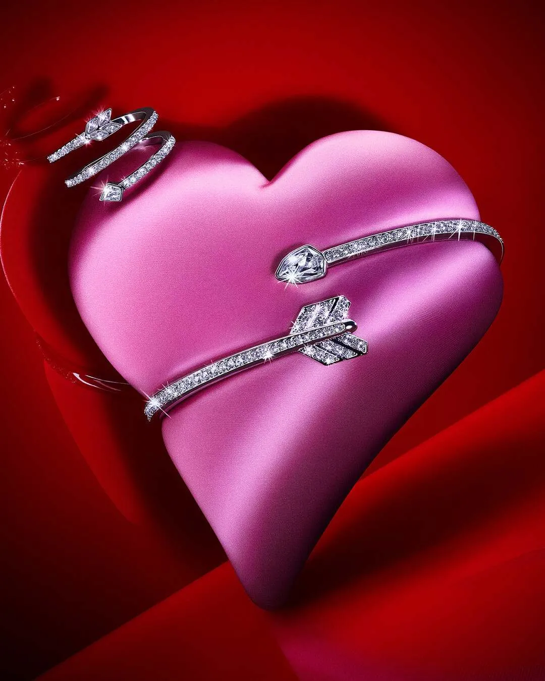 Lovestruck一箭傾心系列以丘比特之箭還原心動驟降的瞬間。品牌提供