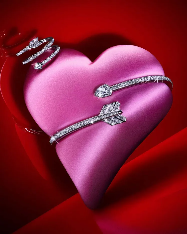 Lovestruck一箭傾心系列以丘比特之箭還原心動驟降的瞬間。品牌提供