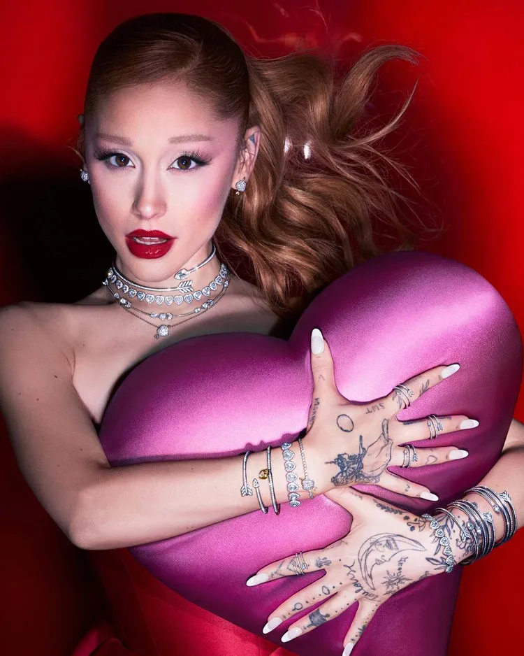 亞莉安娜以火紅唇妝搭配綴滿愛心與鑰匙圖騰的華麗珠寶。品牌提供