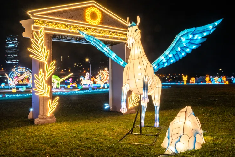 神馬國度燈區希臘「神話飛馬」。民政局提供