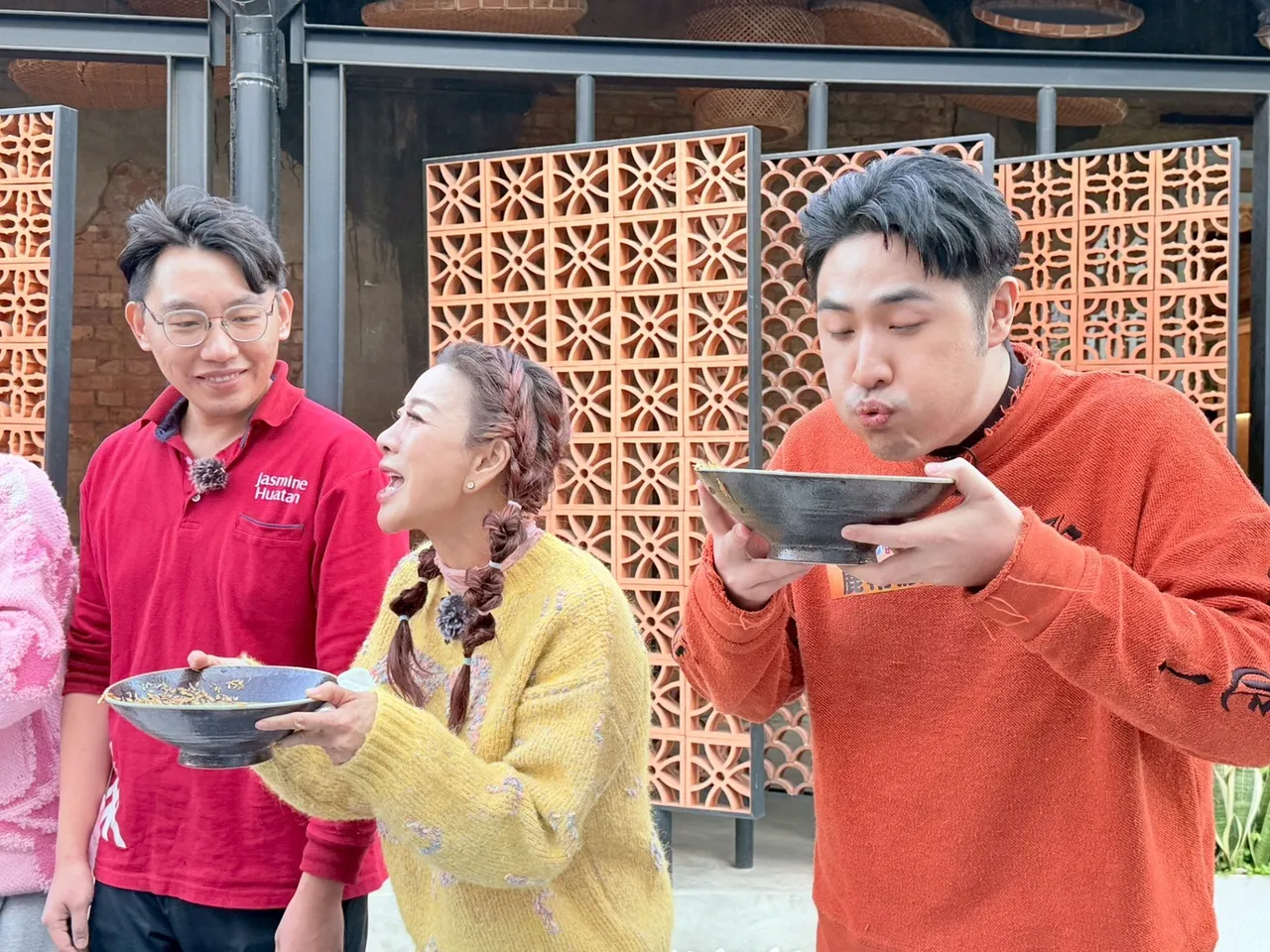 楊繡惠（中）一吹，粗糠四散，噴得自己滿臉都是，右為鹿希派。民視提供