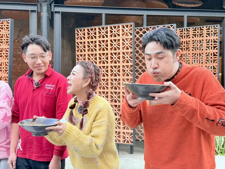 楊繡惠（中）一吹，粗糠四散，噴得自己滿臉都是，右為鹿希派。民視提供