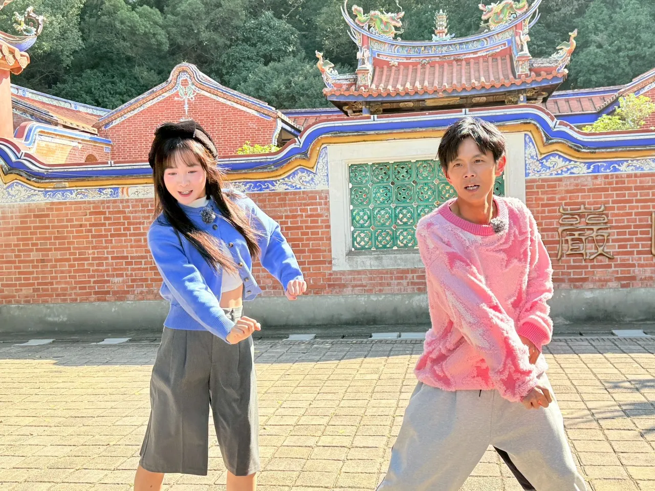 籃籃（左）和阿翔秀日本現下流行的「江戶跑」。民視提供