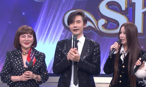 王彩樺抱包偉銘大腿又躺懷裡！他老婆劉依純直衝上台