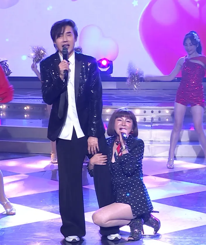 王彩樺（右）突抱包偉銘大腿。民視提供