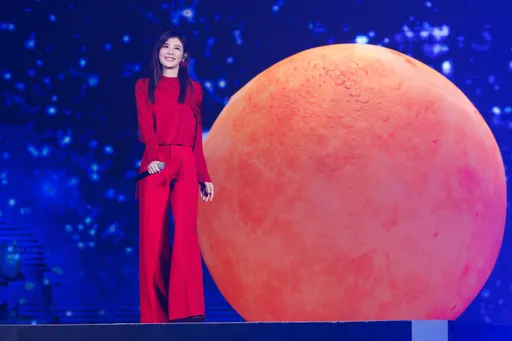 蘇慧倫《紅白》唱到一半5公尺月亮震撼升空　下台大聊父母經