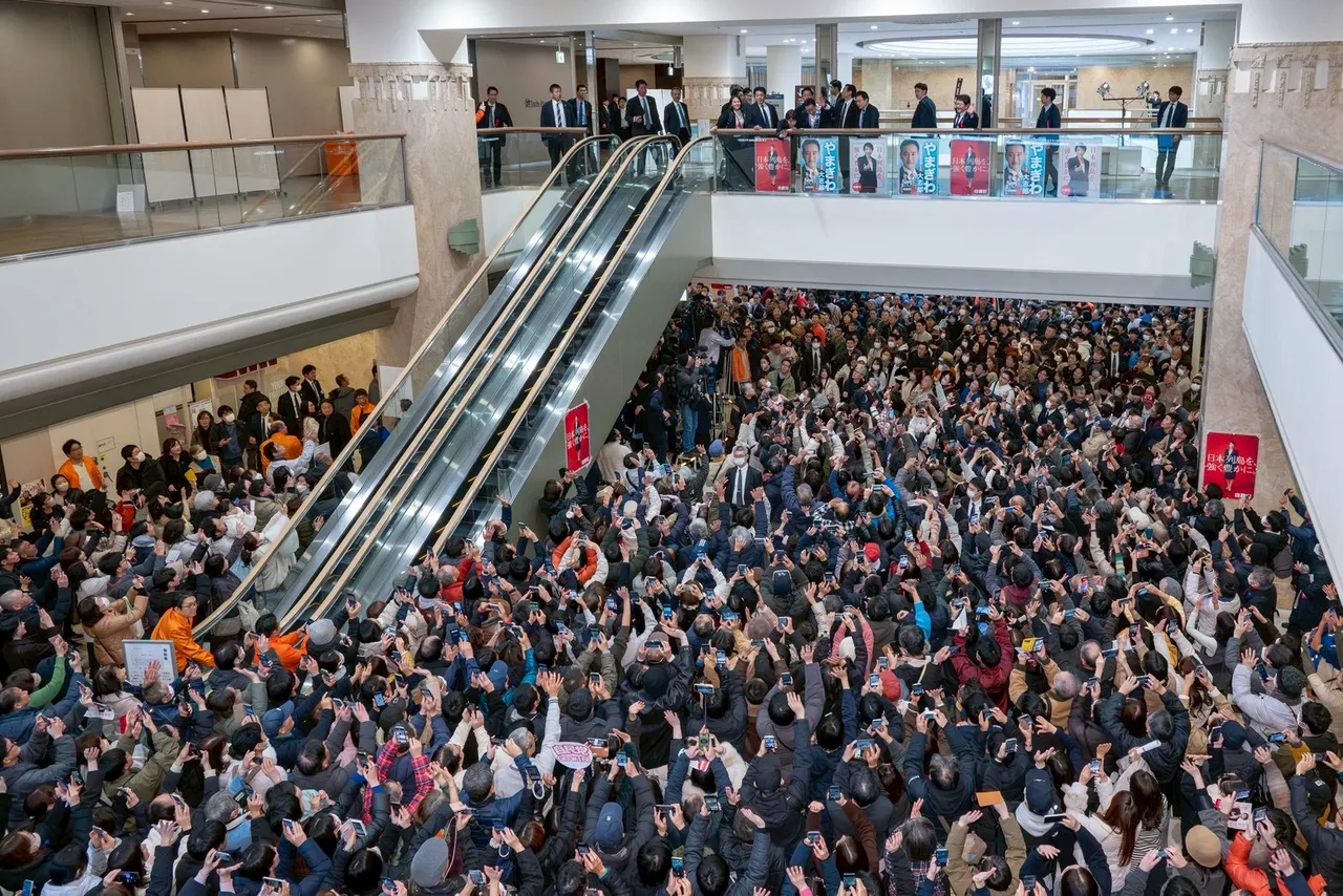 高市早苗首相前往川崎市，為自民黨候選人山際大志郎助選，熱情的支持者擠爆會場。翻攝高市早苗X

